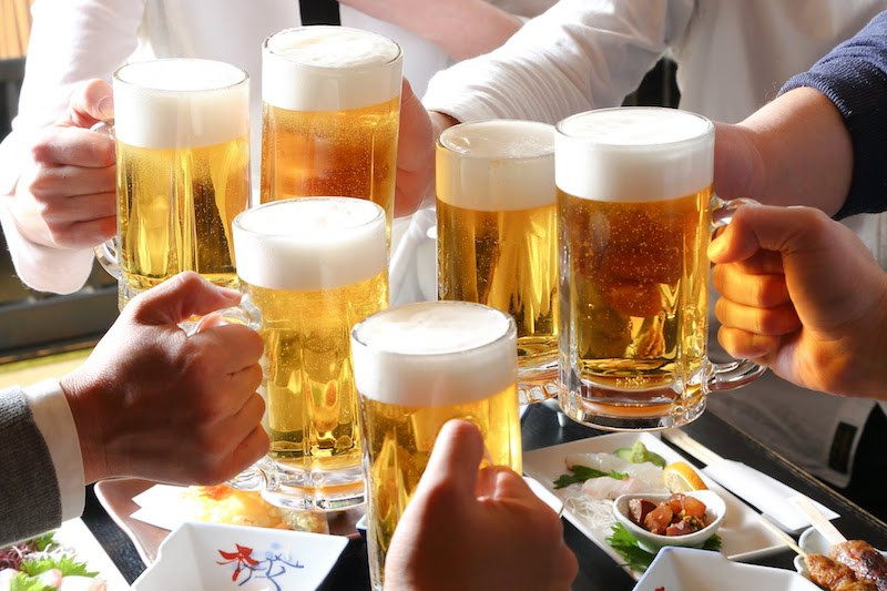 ビールで乾杯する様子