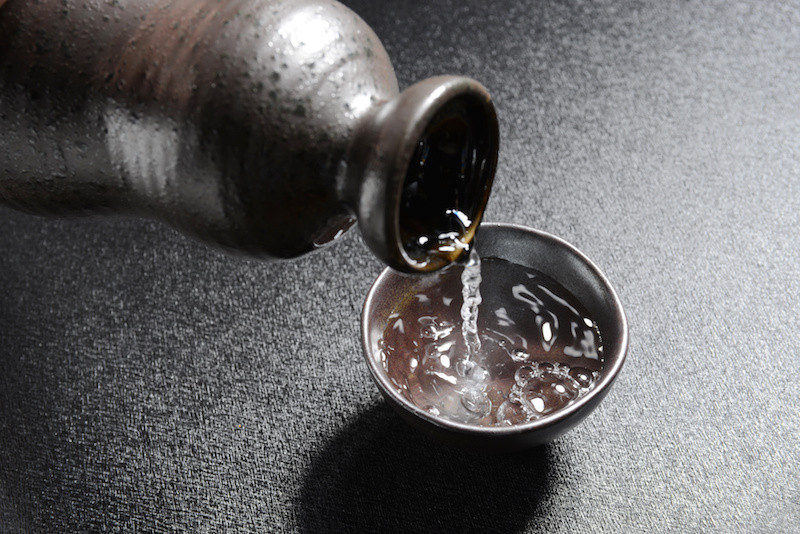 お酒を注ぐ様子