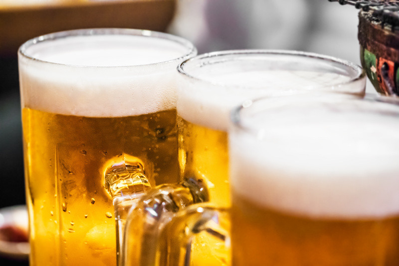 ジョッキに入った3杯のビール